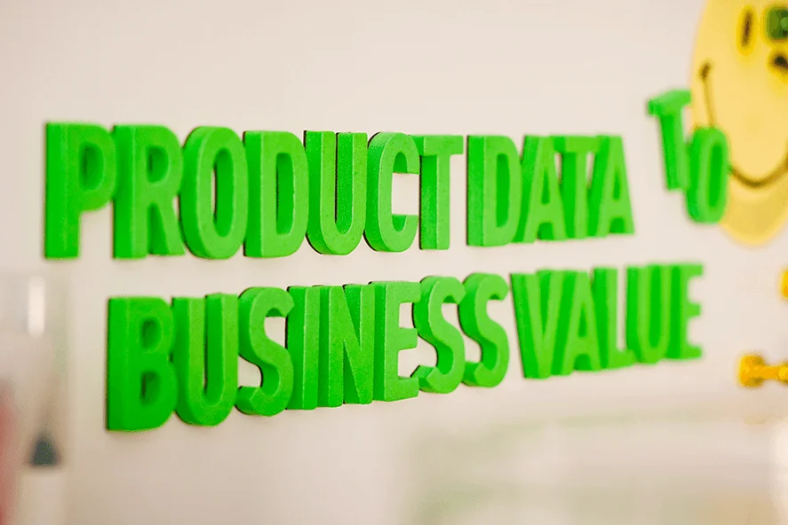 Pinnwand mit Schriftzug: Product data to Business Value