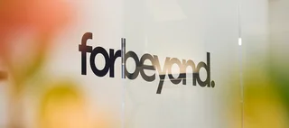 forbeyond Firmenschriftzug auf Wand