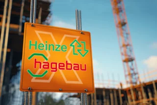 Schild auf einer Baustelle mit heinze&Hagebau Beschriftung
