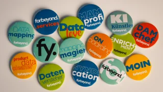 Verschiedene Buttons mit Motiven wie forbeyond Logo, Dam Chef, Moin, Mapping Magier, Enrichement