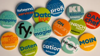 Verschiedene Buttons mit Motiven wie forbeyond Logo, Dam Chef, Moin, Mapping Magier, Enrichement