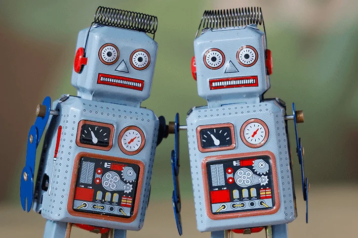 zwei Spielzeug-Roboter aus Blech
