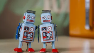 zwei Spielzeug-Roboter aus Blech