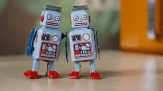 zwei Spielzeug-Roboter aus Blech