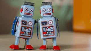 zwei Spielzeug-Roboter aus Blech