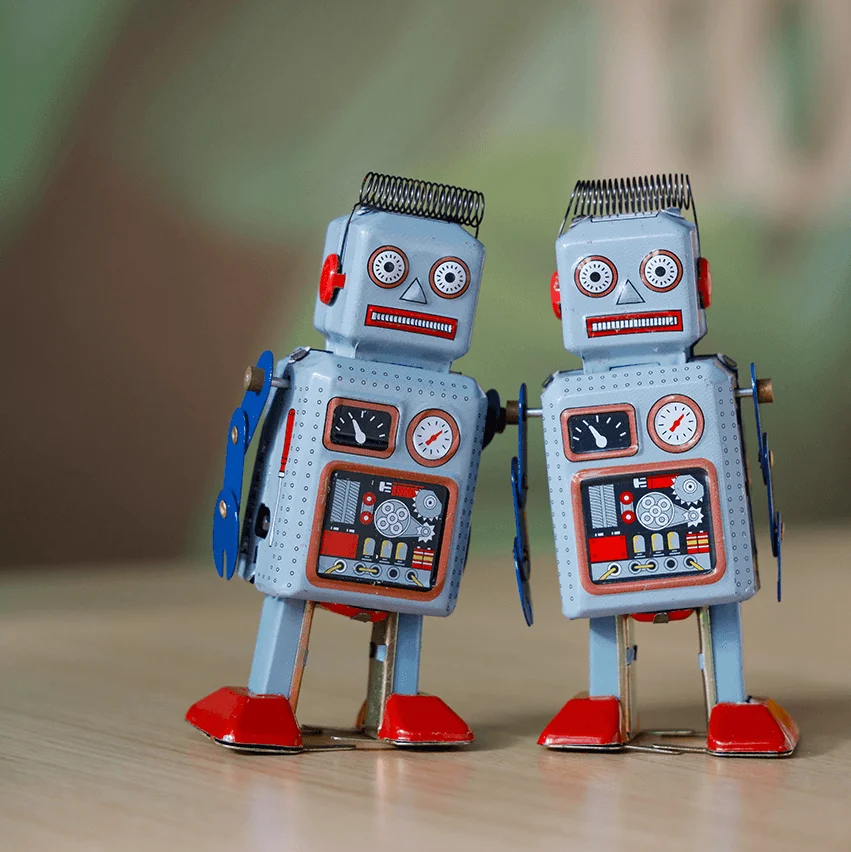 zwei Spielzeug-Roboter aus Blech