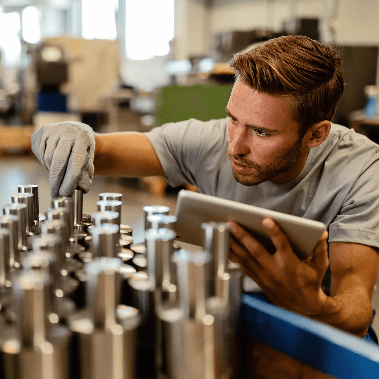 Handwerker, der Werkzeuge prüft
