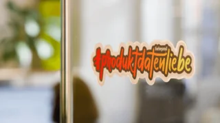 Aufkleber mit Firmenschriftzug forbeyond und dem Hashtag Produktdatenliebe