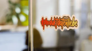 Aufkleber mit Firmenschriftzug forbeyond und dem Hashtag Produktdatenliebe