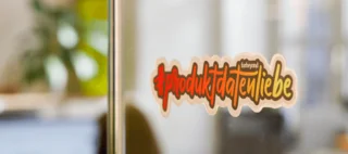 Aufkleber mit Firmenschriftzug forbeyond und dem Hashtag Produktdaten Liebe