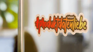 Aufkleber mit Firmenschriftzug forbeyond und dem Hashtag Produktdatenliebe