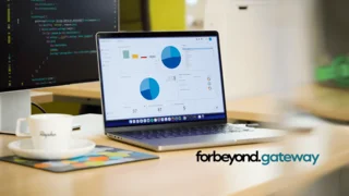 Schreibtisch mit Kaffetasse; aufgeklappter Laptop mit gateway Mappingboard-Ansicht