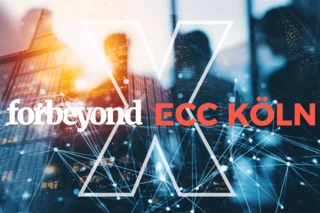 Im Hintergund ist eine unscharfe Gesprächssituation, im Vordergrund zwei Logos: forbeyond und ECC Köln