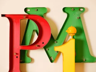 Metallbuchstaben, die das Wort PIM ergeben