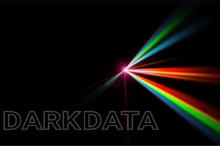 prisma vor schwarzem Hintergrund leuchtet