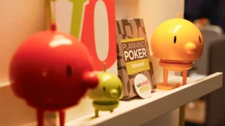 Bilderleiste mit drei Hoptimist-Figuren, Forbeyond-Button