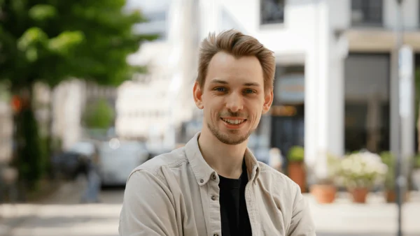 Das Bild zeigt ein Portrait von Sven Trauernicht, dem Head of AI bei forbeyond.