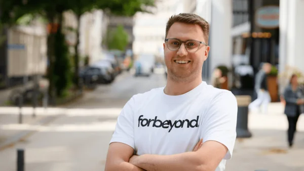 Das Bild zeigt ein Portrait von Janek Balster, dem Head of Product bei forbeyond.
