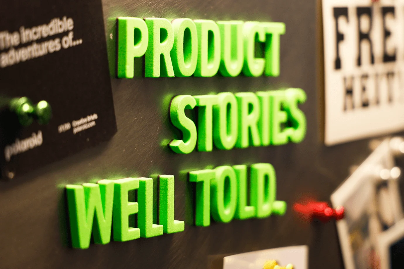 Pinnwand aus Metall mit dem Schriftzug Product Stories well told
