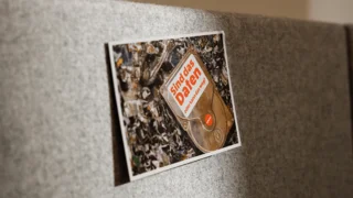 Filzwand mit angepinnter Postkarte mit Schrott-Motiv und dem Text. Sind das daten oder kann das weg