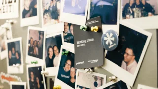 Pinnwand mit Polaroid-Fotos der Mitarbeiter von forbeyond, die Team- und Gemeinschaftsmomente festhalten