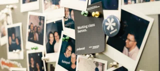 Pinnwand mit Polaroid-Fotos der Mitarbeiter von forbeyond, die Team- und Gemeinschaftsmomente festhalten