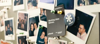 Pinnwand mit Polaroid-Fotos der Mitarbeiter von forbeyond, die Team- und Gemeinschaftsmomente festhalten