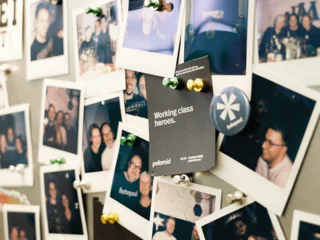 Pinnwand mit Polaroid-Fotos der Mitarbeiter von forbeyond, die Team- und Gemeinschaftsmomente festhalten